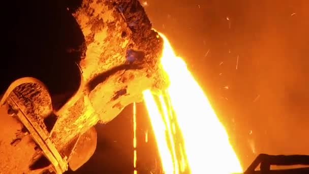 Διαδικασία Της Χύνοντας Σιδήρου Στον Μετατροπέα Παραγωγή Χάλυβα Εργοστάσιο Μεταλλουργίας — Αρχείο Βίντεο