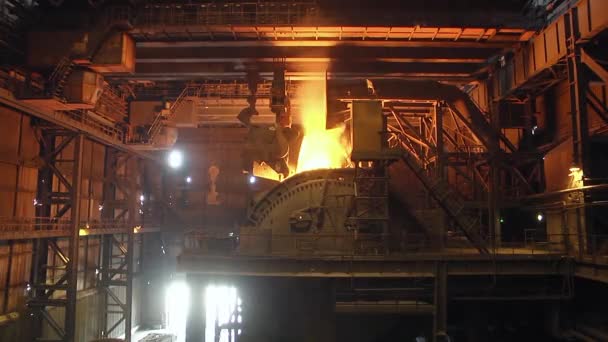 Processo Versamento Del Ferro Nel Convertitore Produzione Acciaio Impianto Metallurgico — Video Stock