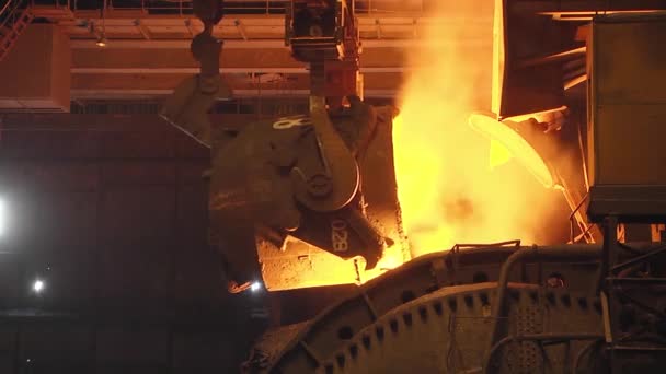 Διαδικασία Της Χύνοντας Σιδήρου Στον Μετατροπέα Παραγωγή Χάλυβα Εργοστάσιο Μεταλλουργίας — Αρχείο Βίντεο