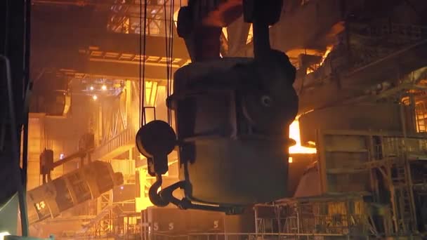 Processen Att Hälla Järn Omvandlaren Stålproduktion Vid Metallurgisk Anläggning — Stockvideo