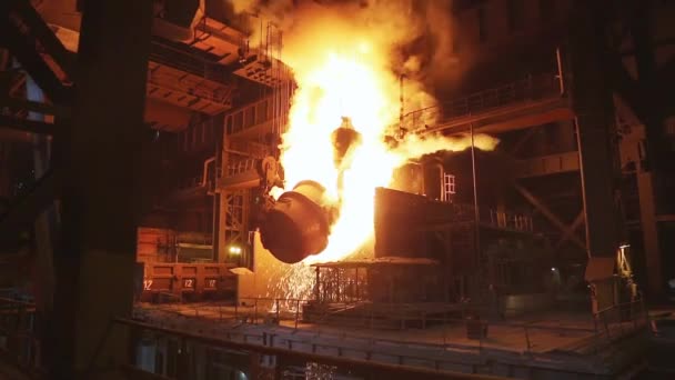 Processen Att Hälla Järn Omvandlaren Stålproduktion Vid Metallurgisk Anläggning — Stockvideo