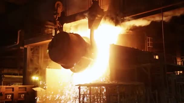Processo Derramamento Ferro Conversor Produção Aço Numa Instalação Metalúrgica — Vídeo de Stock