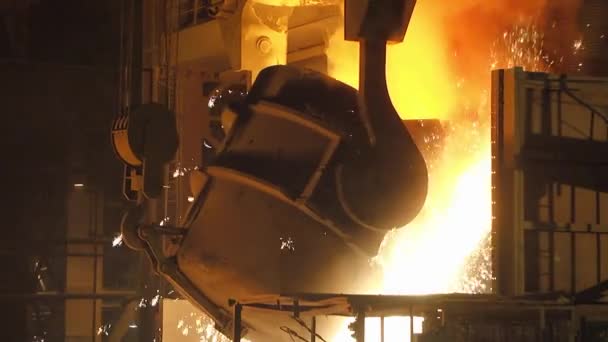 Processo Versamento Del Ferro Nel Convertitore Produzione Acciaio Impianto Metallurgico — Video Stock