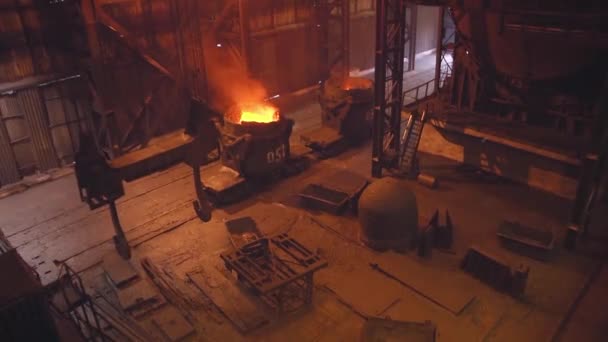 Gjutjärn Skopor För Att Hälla Omvandlaren Omformare Produktion Den Metallurgiska — Stockvideo