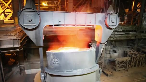 Gjutjärn Skopor För Att Hälla Omvandlaren Omformare Produktion Den Metallurgiska — Stockvideo