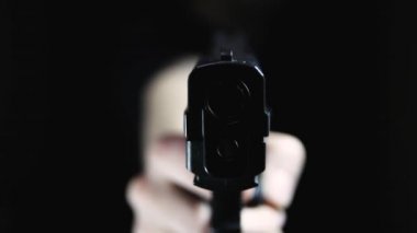 Bir tabancanın tehlikeli ön kenarına aşırı yakın. Bakış açısı atış, varil odaklanmak. 