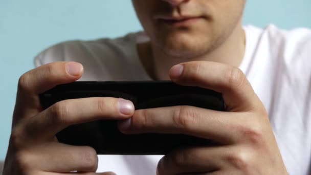 Close Van Een Hand Sms Typen Een Smartphone Online Surfen — Stockvideo