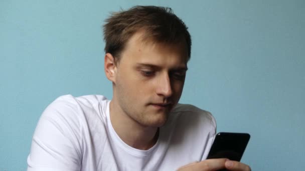 Kaukasiskt Mansporträtt Mannens Händer Rullning Och Knacka Den Svarta Smartphone — Stockvideo