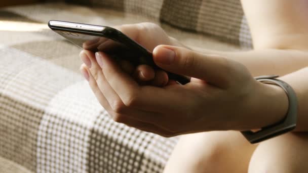Feche Mão Uma Jovem Digitando Mensagem Texto Seu Smartphone Mulher — Vídeo de Stock