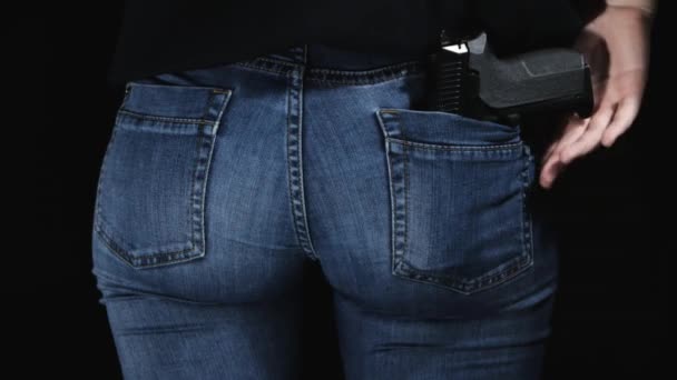 Menina Sai Bolso Trás Jeans Sai Close Mulher Escondendo Arma — Vídeo de Stock