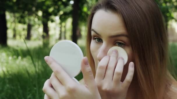 Mooie Jonge Vrouw Veroorzaakt Poeder Voor Huid Tegen Zomer Groen — Stockvideo