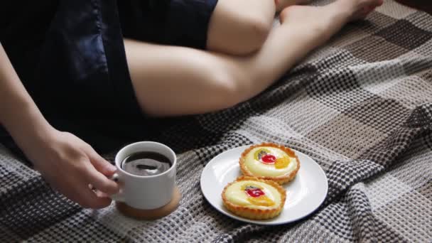 Lány Felébred Reggel Kávét Süteményt Ágyban Gyönyörű Fiatal Iszik Kávét — Stock videók