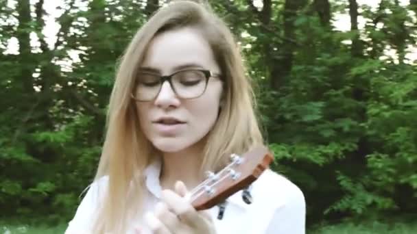 Młoda Piękna Dziewczyna Grająca Ukulele Biała Dziewczyna Grająca Gitarze Młoda — Wideo stockowe