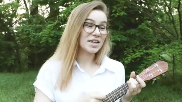 Fiatal Gyönyörű Lány Aki Ukulelén Játszik Fehér Lány Gitározik Fiatal — Stock videók