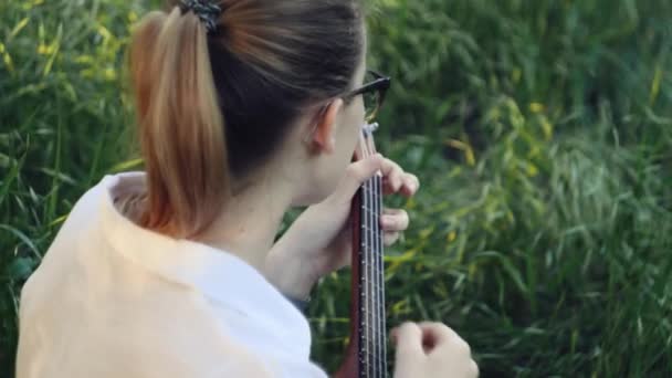 Jeune Belle Fille Jouant Ukulélé Une Fille Blanche Jouant Guitare — Video