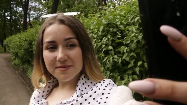 Portret Młodej Atrakcyjnej Uśmiechniętej Kaukaski Dziewczyna Stoi Parku Ciągu Dnia — Wideo stockowe