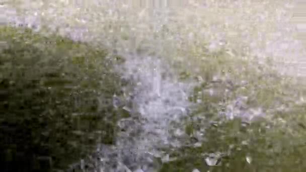 水の流れが地面に飛び散る 水の特徴 滴下水とぼやけた背景のクローズアップ — ストック動画
