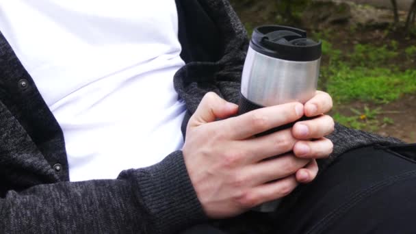 Tee Oder Kaffeezeit Freien Junger Mann Mit Thermobecher Becher Glas — Stockvideo