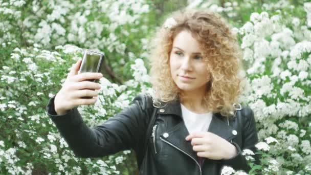 Gündüz Parkta Duran Akıllı Telefon Kullanan Selfie Çeken Arka Planda — Stok video