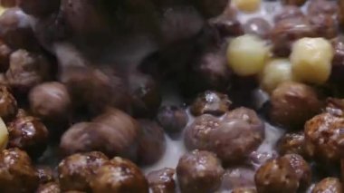 Çikolata lı mısır gevreği ile şeffaf kase. Kaşıkla mısır topları kahvaltısı. Sağlıklı beslenme, diyet konsepti. Yakın çekim