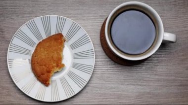 En İyi Görüntü: Beyaz kahve fincanından sütlü bir fincan kahve içmek - Hareketi durdurun, Zaman Atlamalı.