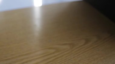 Dizüstü bilgisayar klavyesinde kredi/banka kartı tutan kadının ellerinin yakın çekimi. Kadın elleri online ödeme yapma veya online alışveriş için.