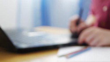 Tablette çizim yapan kadınlar çizim yapıyor. Kız tablete el çizimi için resim çiziyor. Evde çalışma kavramı, serbest çalışma.