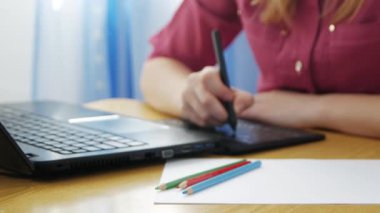 Tablette çizim yapan kadınlar çizim yapıyor. Kız tablete el çizimi için resim çiziyor. Evde çalışma kavramı, serbest çalışma.