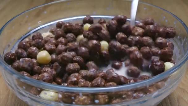 Cuenco Transparente Con Hojuelas Chocolate Comer Bolas Maíz Desayuno Con — Vídeos de Stock