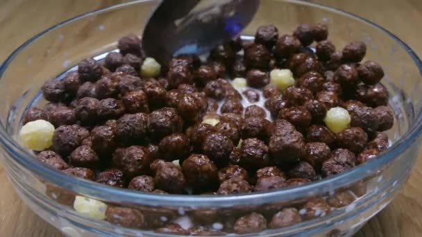 Transparente Schüssel Mit Schokolade Cornflakes Maisbällchen Essen Frühstück Mit Einem — Stockvideo