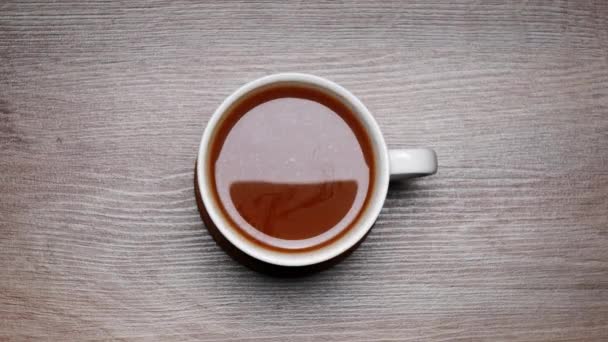 顶视图 喝一杯咖啡 喝一杯来自白色咖啡杯的牛奶 停止运动 — 图库视频影像
