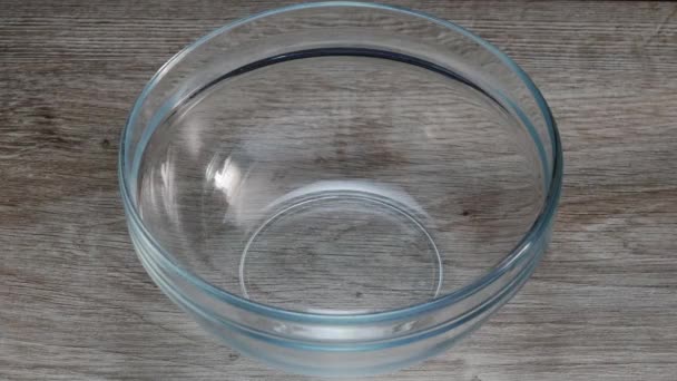 Πέφτουν Στιγμιαία Νουντλς Διαφανές Πιάτο Ξύλινο Φόντο Έννοια Του Γρήγορου — Αρχείο Βίντεο