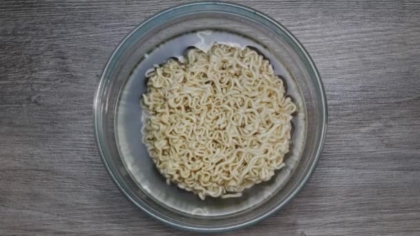 Time Lapse Preparing Quick Noodles Transparent Bowl Top View Square — Stock Video