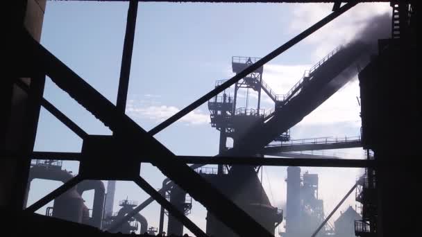 青空に白い灰色のプルームを吹き飛ばす古い工場の煙のスタック 窓から見るフレーミング — ストック動画