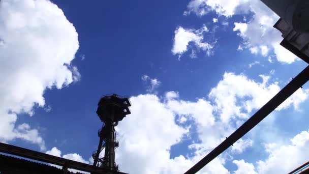 Antigo Edifício Fabril Contra Céu Azul Nublado — Vídeo de Stock