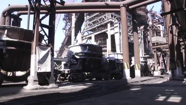 Stare Stalowe Wiadra Transportu Stopionego Żelaza Żużla Montowane Platformach Kolejowych — Wideo stockowe