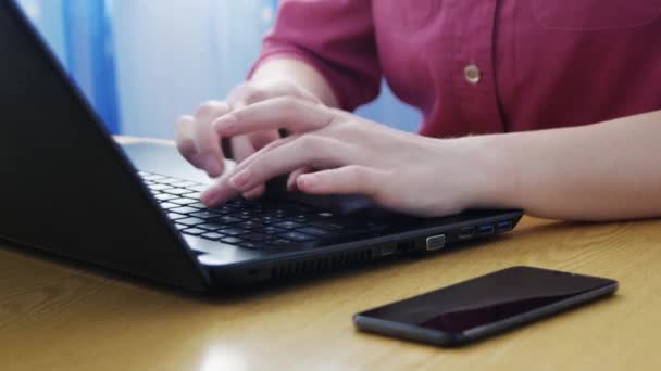 Menina Estica Mãos Antes Digitar Laptop Mulher Digitando Teclado Laptop — Vídeo de Stock