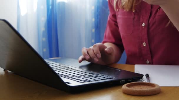 Uma Menina Está Digitando Teclado Laptop Beber Chá Café Conceito — Vídeo de Stock