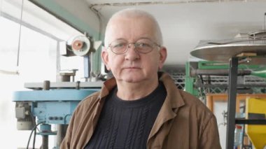 Gözlüklü ciddi yaşlı mühendis. Portre yakın çekim.