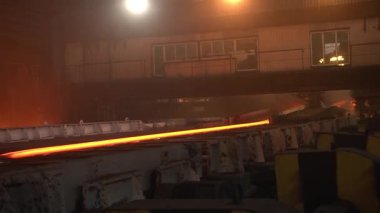 Taze dökme sıcak metal levha veya demiryolu. Bir metal haddehane konveyör hattı. Metalurji tesisinde konveyör üzerinde sıcak çelik ray