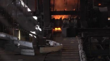 Taze dökme sıcak metal levha veya demiryolu. Bir metal haddehane konveyör hattı. Metalurji tesisinde konveyör üzerinde sıcak çelik ray