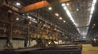 Köprü manyetik vinç çalışması. Metal ray kaldırma