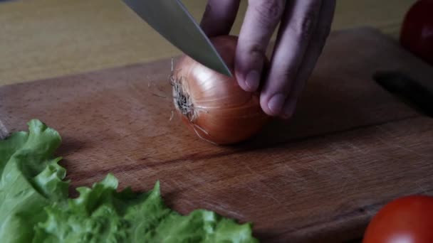 Cerrar Cocine Cortando Una Cebolla Con Cuchillo Hombre Está Cocinando — Vídeo de stock