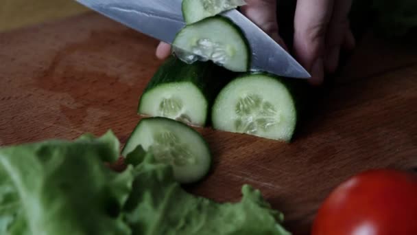 Skivning Färsk Grön Gurka Skärbräda Med Stål Stor Kniv Köket — Stockvideo