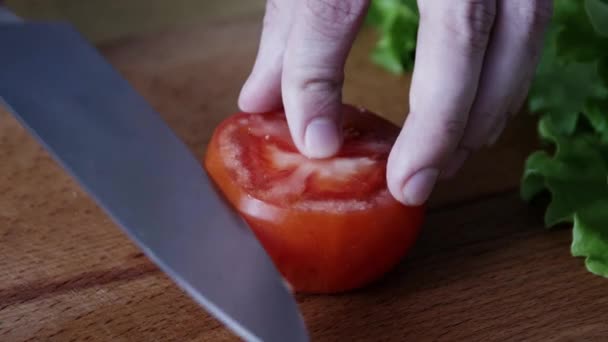 토마토를 보드에 요리사 토마토를 슬라이스하고 다이싱 클로즈업 — 비디오