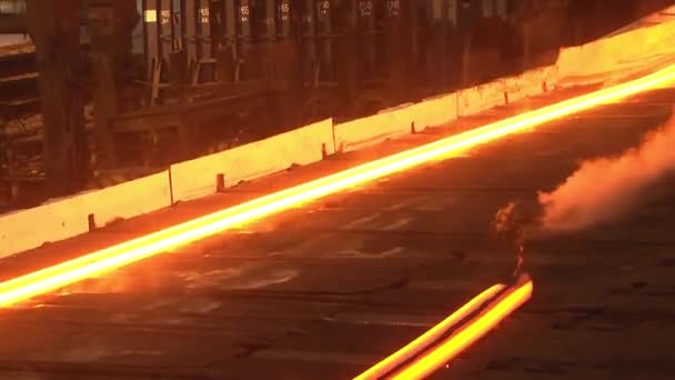 Verse Gegoten Hete Metalen Plaat Rail Transportband Van Een Metalen — Stockvideo