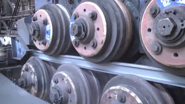 金属板或导轨 金属轧机的输送线 冶金厂输送机上的钢轨 — 图库视频影像
