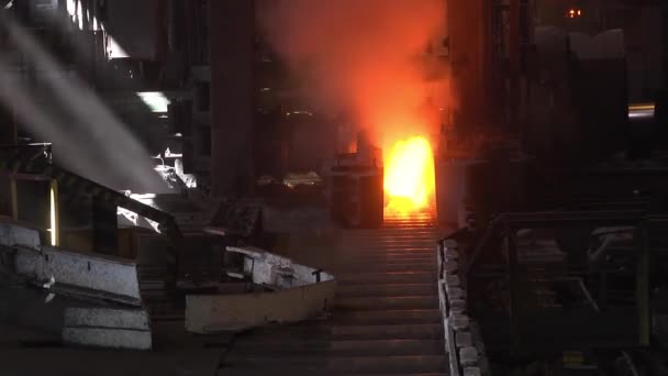 신선한 캐스트 뜨거운 슬래브 압연기의 컨베이어 공장의 컨베이어에 뜨거운 — 비디오