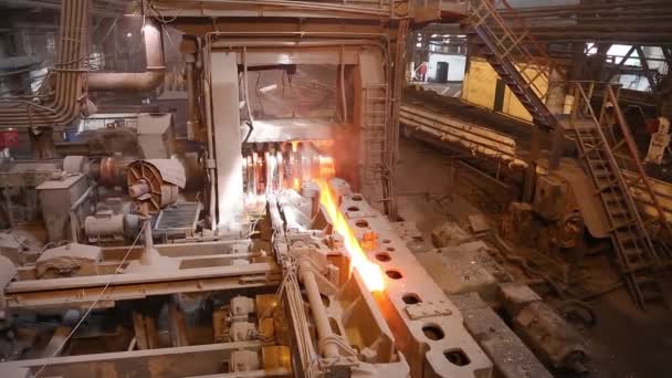 新鲜铸造热金属板或导轨 金属轧机的输送线 冶金厂输送机上的热钢轨 — 图库视频影像