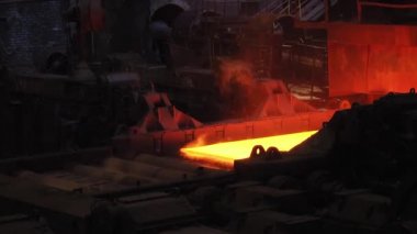 Çelik fabrikası, çelik levha üretimi, sıcak levhaların üretim hattında taşınması, ağır sanayi, metal haddeleme tesisi. Konveyör hattı metal haddehane.